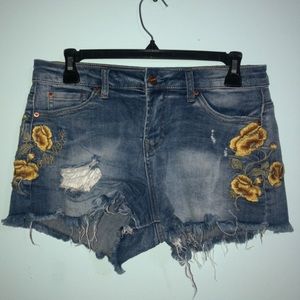 Short embroidery light wash distress denim shorts